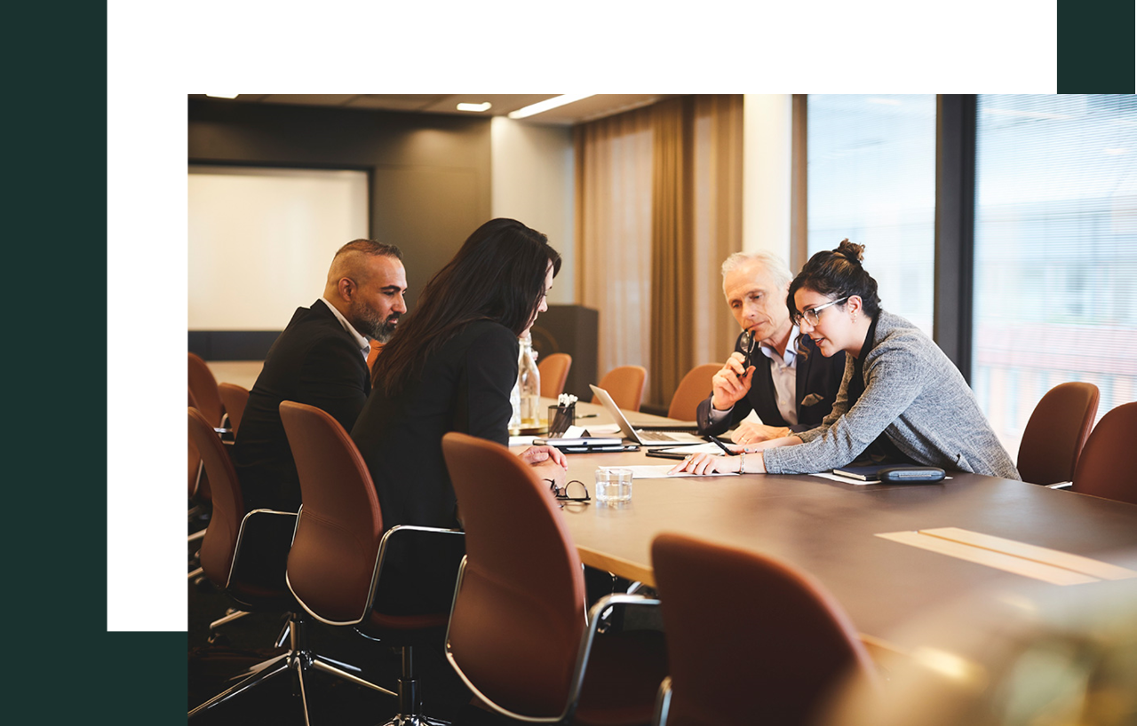 version 2024 Les personnes autour d'une table choisissent les investissements responsables