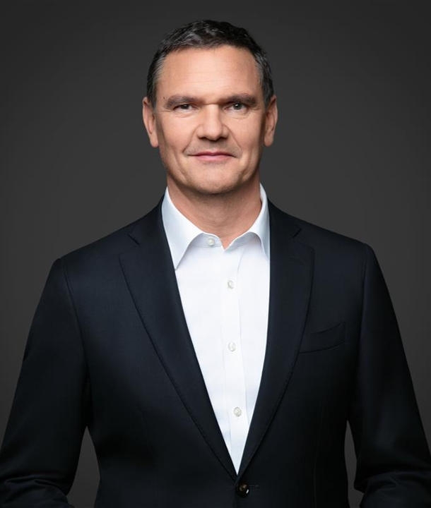 Homme souriant en costume