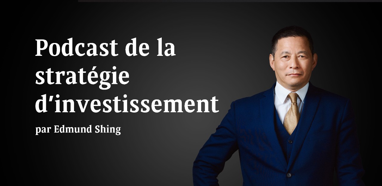 Un homme habillé en costume bleu, avec l'inscription Podcast de la stratégie d'investissement